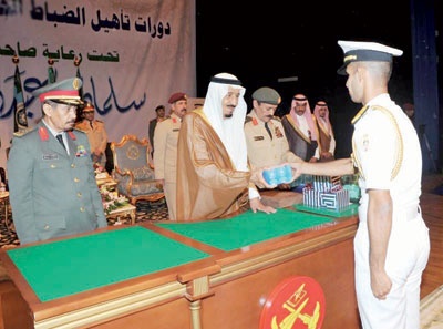 وزير الدفاع يتوج خريجي دورة الضباط الجامعيين بالشهادات والجوائز