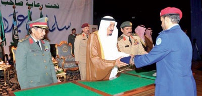 وزير الدفاع يتوج خريجي دورة الضباط الجامعيين بالشهادات والجوائز