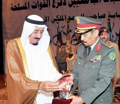 وزير الدفاع يتوج خريجي دورة الضباط الجامعيين بالشهادات والجوائز
