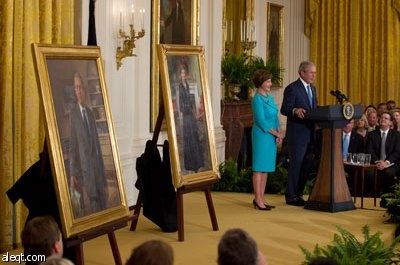 جورج بوش يعود إلى البيت الأبيض لإزاحة الستار عن لوحة له ولزوجته