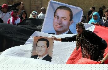 الحكم بالسجن المؤبد على مبارك والمصريون يتظاهرون احتجاجا - فيديو