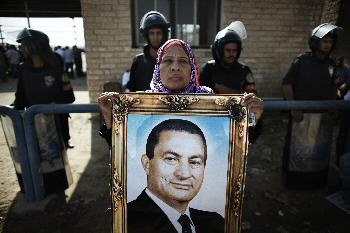 الحكم بالسجن المؤبد على مبارك والمصريون يتظاهرون احتجاجا - فيديو
