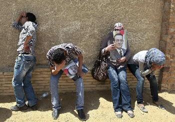 الحكم بالسجن المؤبد على مبارك والمصريون يتظاهرون احتجاجا - فيديو