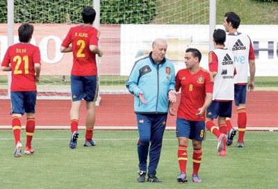 إسبانيا.. «تويتر» و«فيس بوك» «ممنوع»
