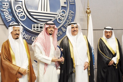 وزير العمل يكرّم شركة هرفي للخدمات الغذائية