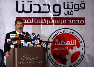 محمد مرسي يقدم حزمة "تعهدات" للمصريين قبيل انتخابات الرئاسة