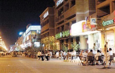 حوارات مقاهي الرياض.. بين السياسة والرياضة