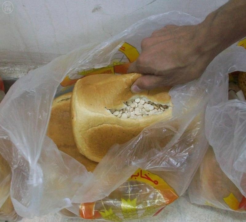 الجمارك تحبط تهريب 98 ألف حبة مخدرة في حشوات الخبز