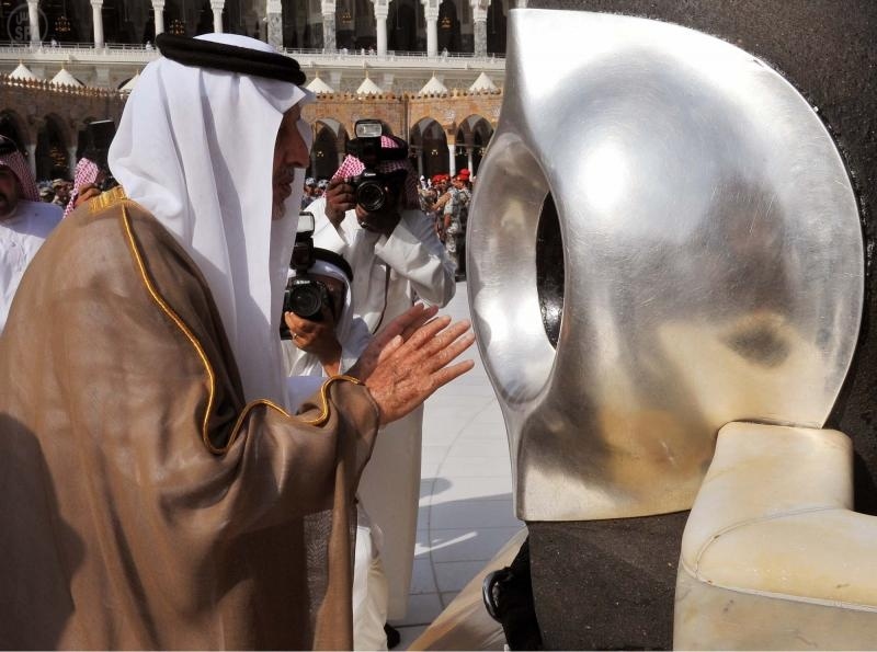أمير مكة يتشرف بغسل الكعبة المشرفة