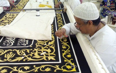 غسيل الكعبة .. اهتمام رسمي يعطرها بالعود والورد مرتين كل عام