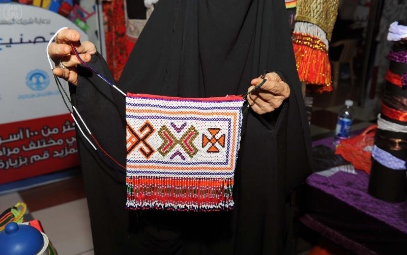السعوديات ينثرن إبداعاتهن الحرفيّة في " 26 " مركزاً للتسوّق في الرياض