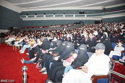 أبها «مدينة الضباب»..  تفتح ذراعيها  للسائحين بـ «مرحباً ألف»