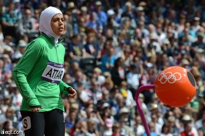 خروج العداءة السعودية سارة عطار من سباق 800 متر سيدات