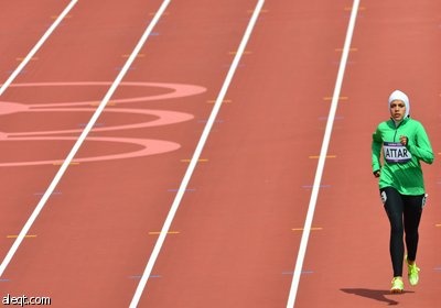 خروج العداءة السعودية سارة عطار من سباق 800 متر سيدات