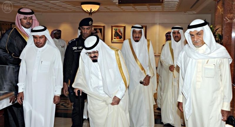 خادم الحرمين يزور الأمير سعود الفيصل في المستشفى التخصصي في جدة