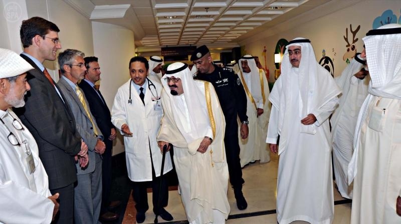 خادم الحرمين يزور الأمير سعود الفيصل في المستشفى التخصصي في جدة