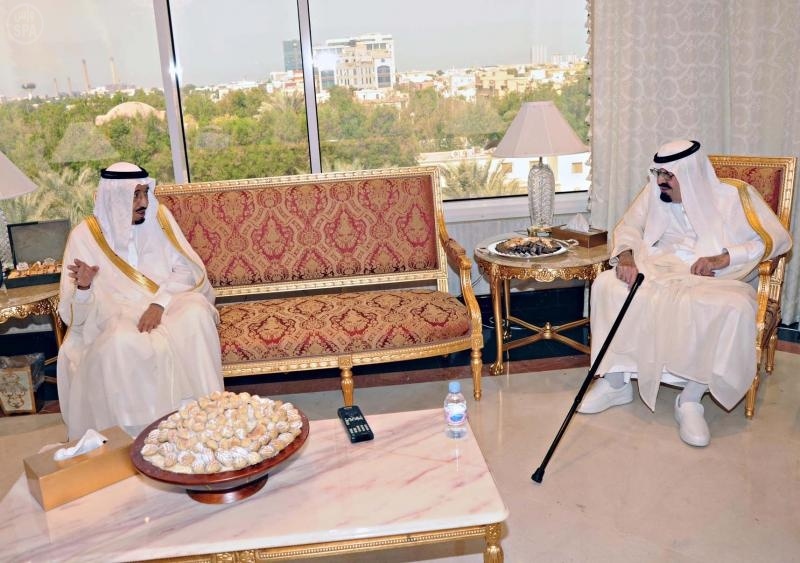 خادم الحرمين يزور الأمير سعود الفيصل في المستشفى التخصصي في جدة