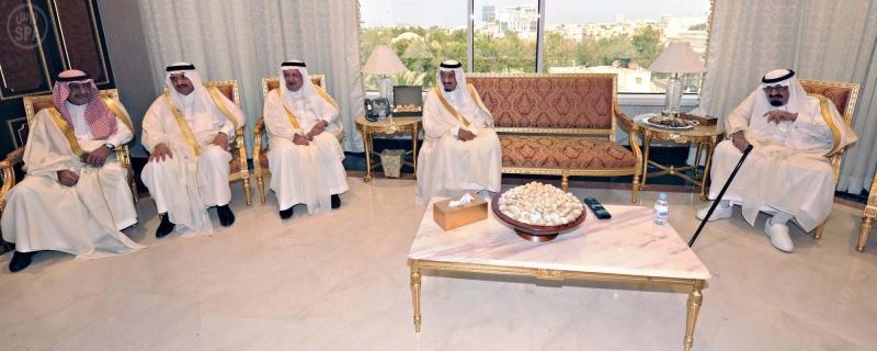 خادم الحرمين يزور الأمير سعود الفيصل في المستشفى التخصصي في جدة