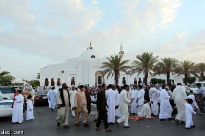 جموع من المواطنين والمقيمين يؤدون صلاة عيد الفطر المبارك في مسجد الملك خالد في الرياض