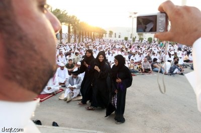 جموع من المواطنين والمقيمين يؤدون صلاة عيد الفطر المبارك في مسجد الملك خالد في الرياض