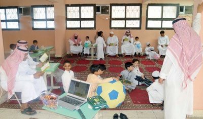 سنة أولى دراسة.. مرح وبكاء وآباء يغيبون عن أعمالهم من أجل الأبناء
