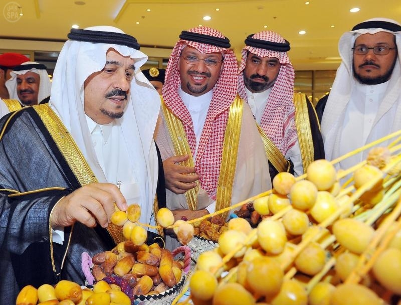 أمير القصيم يدشن أكبر سوق للتمور في العالم