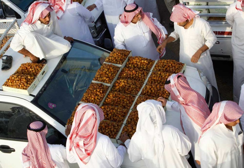 أمير القصيم يدشن أكبر سوق للتمور في العالم