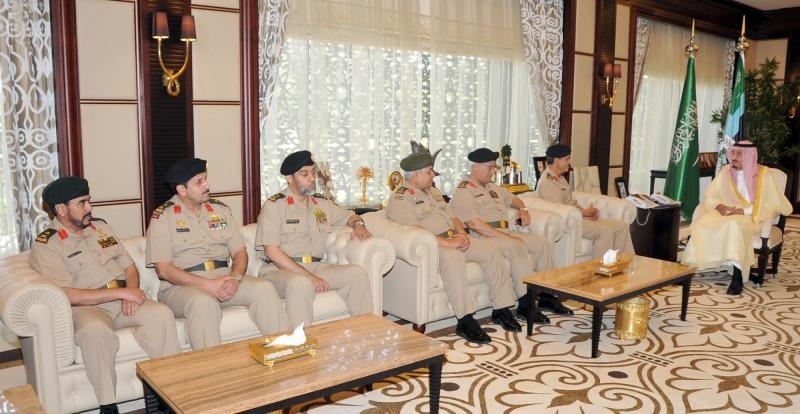 نائب خادم الحرمين الشريفين يستقبل قائد القوات البرية وقادة المناطق العسكرية