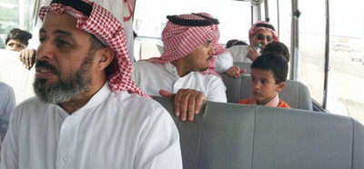 آباء يستعيدون ذكريات «ربع قرن» في رحلة «باص مدرسي»
