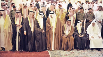 وزير الداخلية وأمير الرياض بالإنابة يؤديان صلاة الميت على مساعد بن سعود