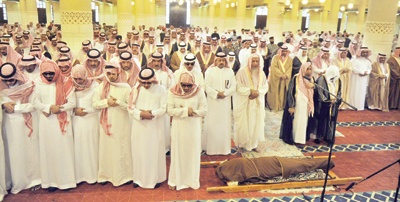 وزير الداخلية وأمير الرياض بالإنابة يؤديان صلاة الميت على مساعد بن سعود