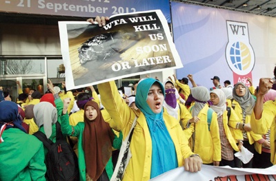 طالبات إندونيسيات يرفعن لوحات احتجاجية في تظاهرة وسط العاصمة جاكرتا