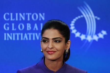 أميرة الطويل تحيي تشيلسي كلينتون  ابنة الرئيس الأمريكي السابق خلال مبادرة كلينتون العالمية في نيويورك