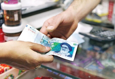 الريال الإيراني يواصل هبوطه «التاريخي».. ومواقع إلكترونية تحجب أسعار الصرف