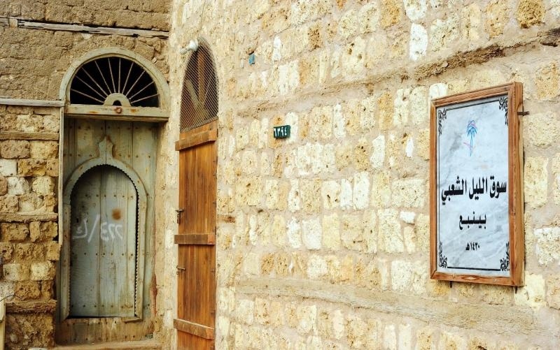 قصة مصورة: سوق الليل في ينبع.. ملتقى التجار والصفقات التجارية
