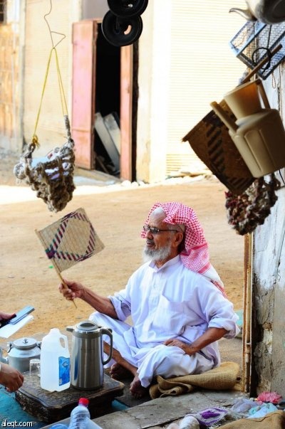 قصة مصورة: سوق الليل في ينبع.. ملتقى التجار والصفقات التجارية