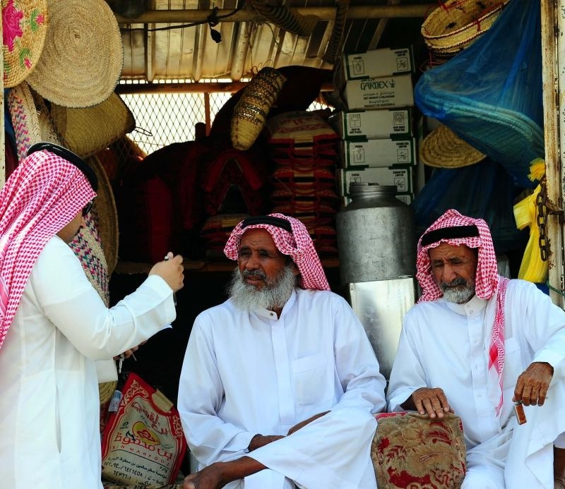 قصة مصورة: سوق الليل في ينبع.. ملتقى التجار والصفقات التجارية