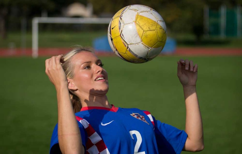 قصة مصورة : ملكة جمال كرواتيا تدرب فريق كرة قدم للرجال