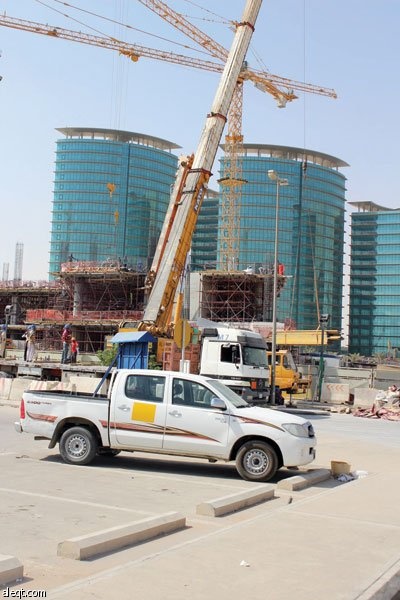 مشروع بناء أحد الفنادق شرقي مدينة الرياض، وفي الخلف يظهر مبنى مؤسسة التأمينات الاجتماعية
