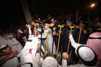 وزارة الداخلية الكويتية تندد بتصرفات متظاهرين خرجوا على القانون وهددوا امن المواطنين