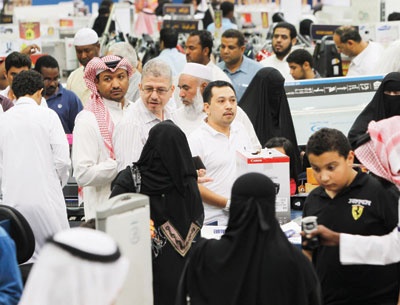 متسوقون داخل متجر في الرياض. وانعكست زيادة الإنفاق الحكومي لرفع مستوى المعيشة على مستوى الإنفاق الاستهلاكي للمواطنين، وتجني الشر