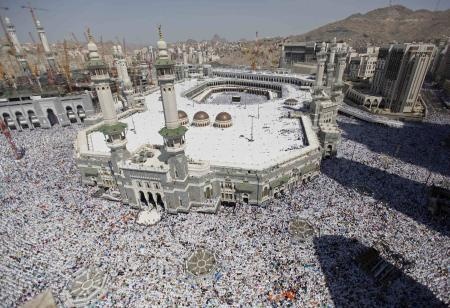 قصة مصورة : المسلمون يؤدون صلاة الجمعة في المسجد الحرام