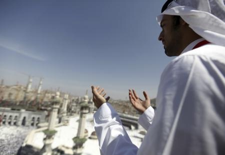 قصة مصورة : المسلمون يؤدون صلاة الجمعة في المسجد الحرام