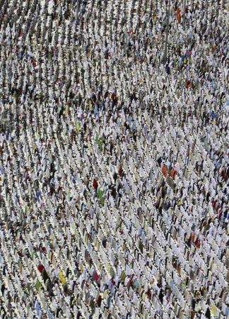 قصة مصورة : المسلمون يؤدون صلاة الجمعة في المسجد الحرام