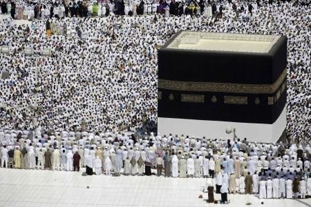 قصة مصورة : المسلمون يؤدون صلاة الجمعة في المسجد الحرام