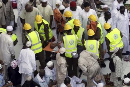 قصة مصورة : المسلمون يؤدون صلاة الجمعة في المسجد الحرام