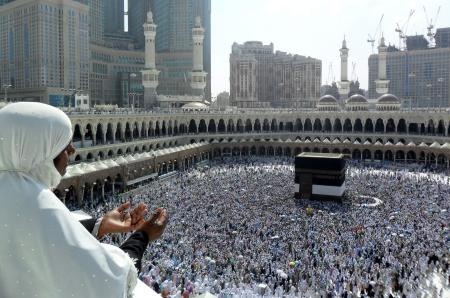 قصة مصورة : المسلمون يؤدون صلاة الجمعة في المسجد الحرام