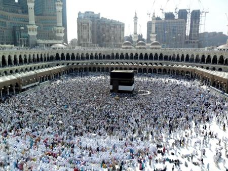 قصة مصورة : المسلمون يؤدون صلاة الجمعة في المسجد الحرام
