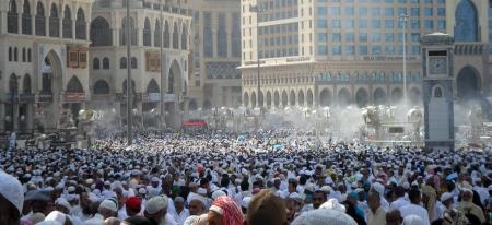 قصة مصورة : المسلمون يؤدون صلاة الجمعة في المسجد الحرام