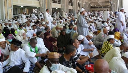 قصة مصورة : المسلمون يؤدون صلاة الجمعة في المسجد الحرام